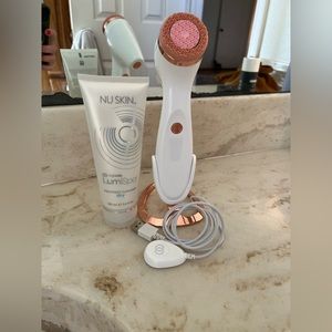 Nuskin lumispa rose gold with dry cleanser